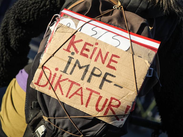 Protest 2021 in Berlin gegen die Corona-Massnahmen und die Impfpflicht. Plakat: "Keine Impfdiktatur".