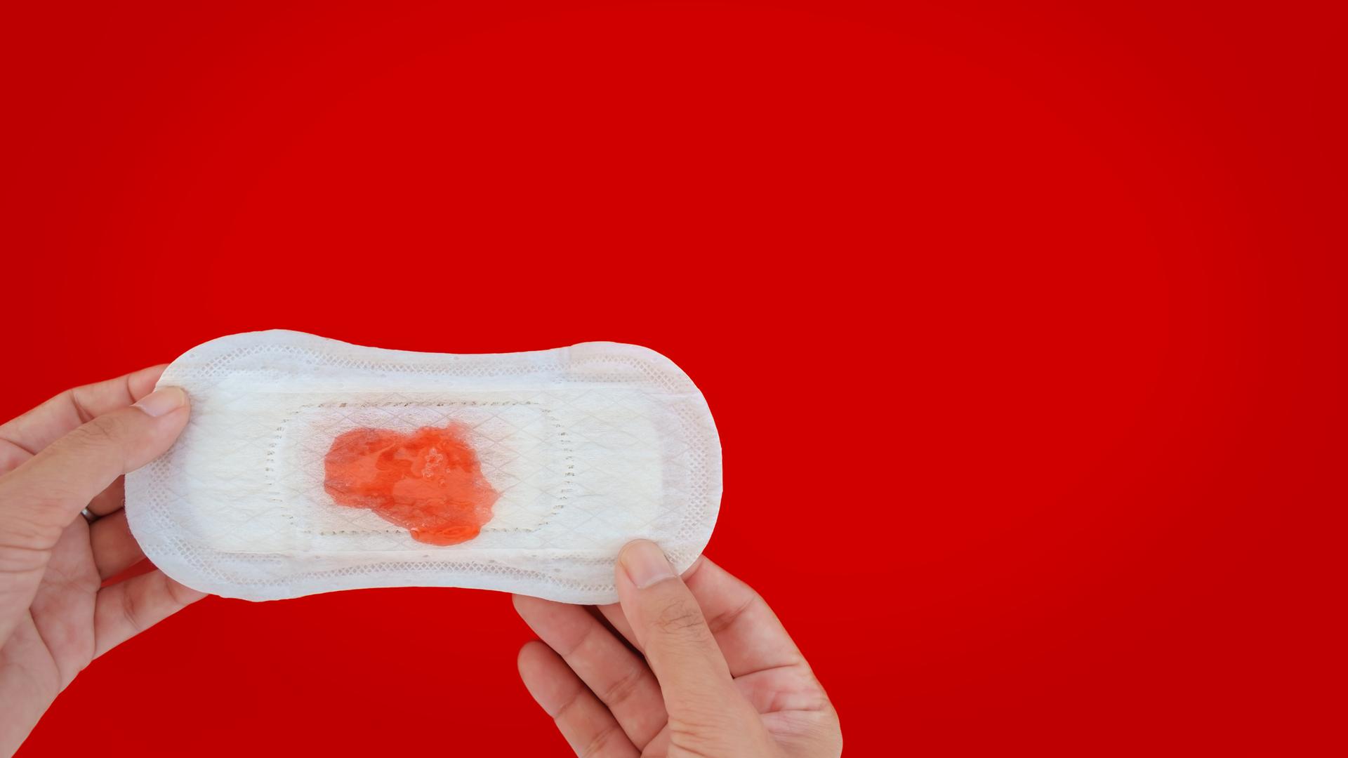 Eine Binde mit Blut. Eine Binde mit Blut.