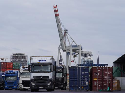 Seegüterumschlag im Hamburger Hafen