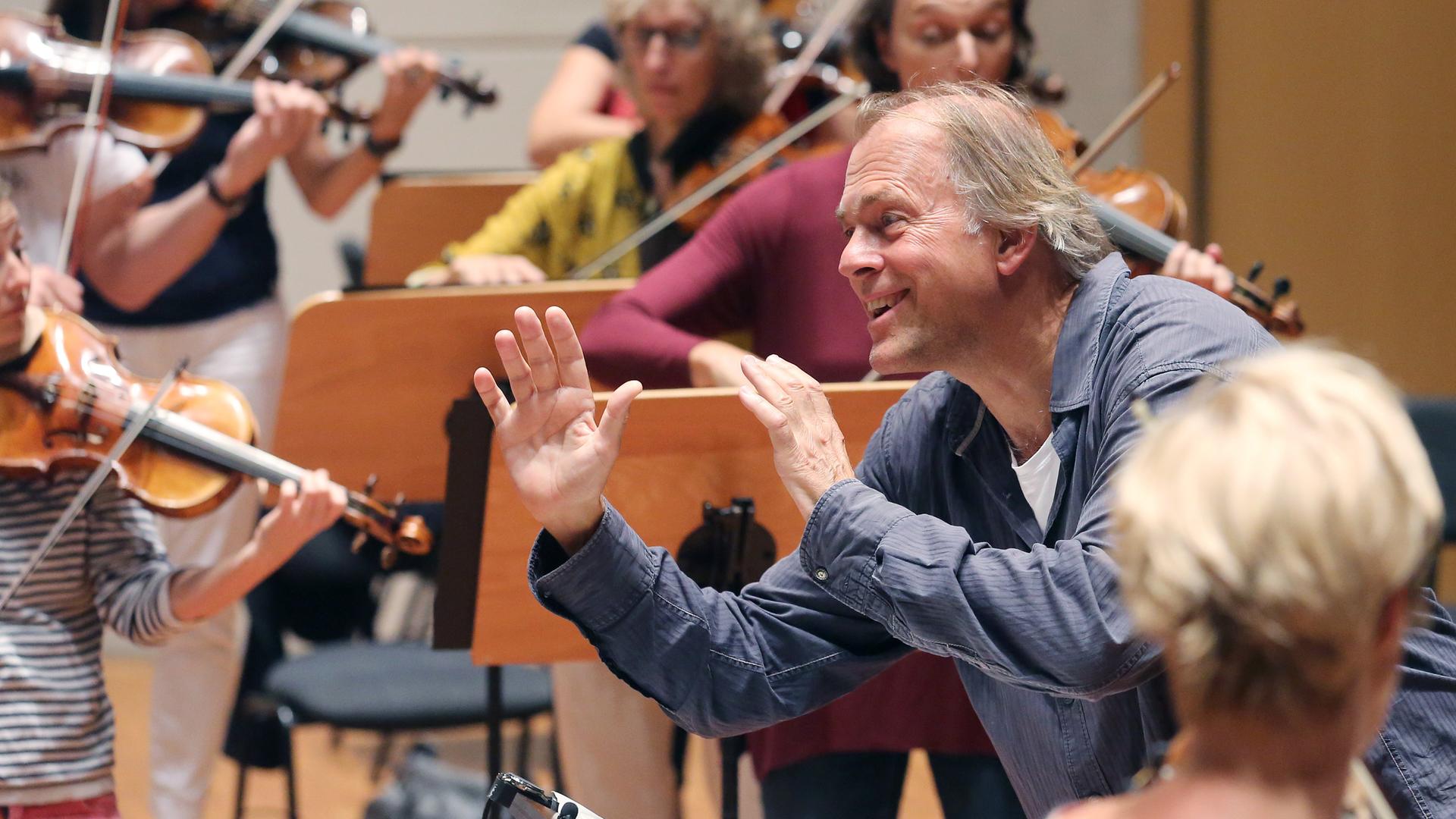 Der Dirigent Thomas Hengelbrock bei einer Orchesterprobe Der Dirigent Thomas Hengelbrock bei einer Orchesterprobe