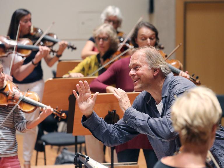 Der Dirigent Thomas Hengelbrock bei einer Orchesterprobe