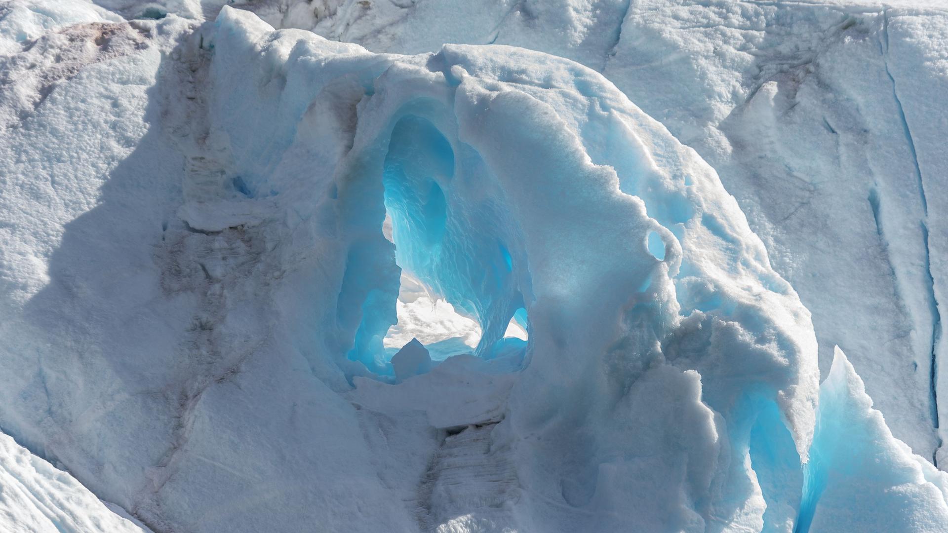 Ein rissiger Gletscher in der Antarktis. 