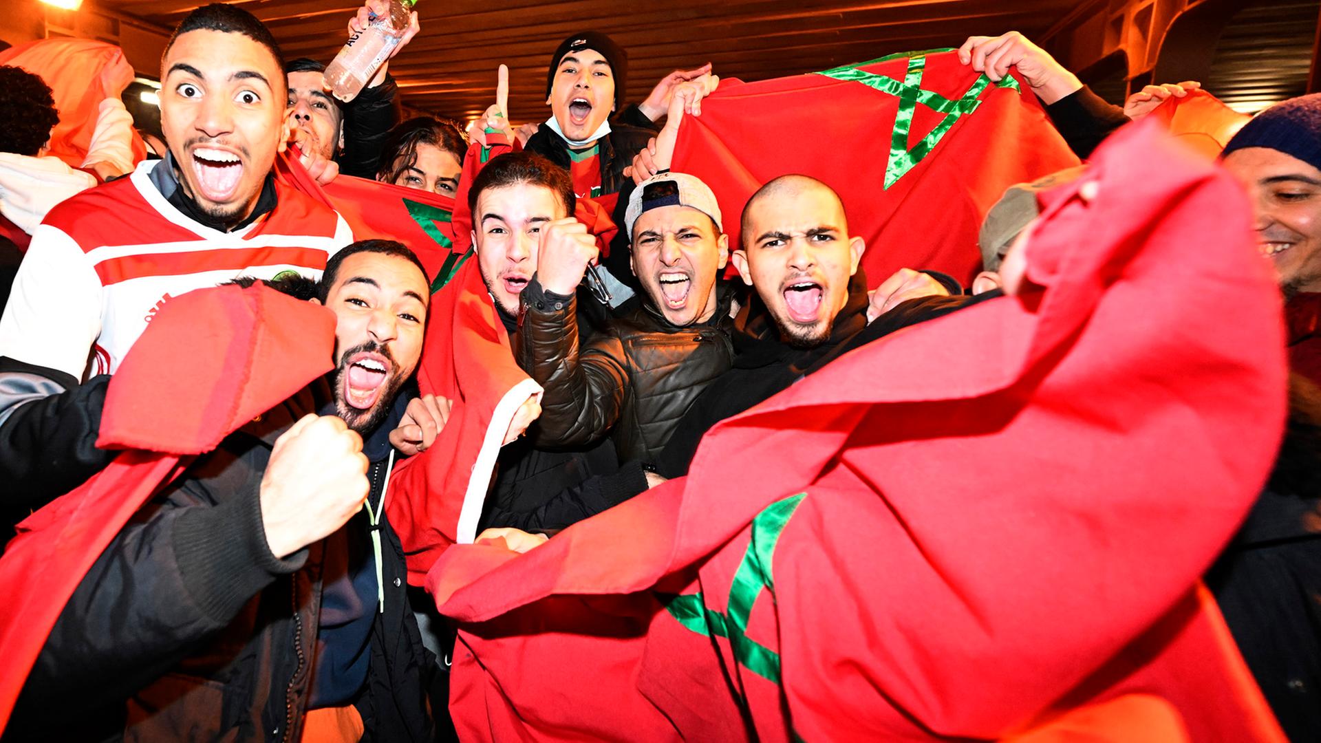 Fans von Marokko feiern in Düsseldorf einen Sieg der Nationalmannschaft bei der Fußball-Weltmeisterschaft in Katar Fans von Marokko feiern in Düsseldorf einen Sieg der Nationalmannschaft bei der Fußball-Weltmeisterschaft in Katar