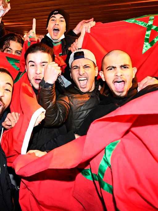 Fans von Marokko feiern in Düsseldorf einen Sieg der Nationalmannschaft bei der Fußball-Weltmeisterschaft in Katar 
