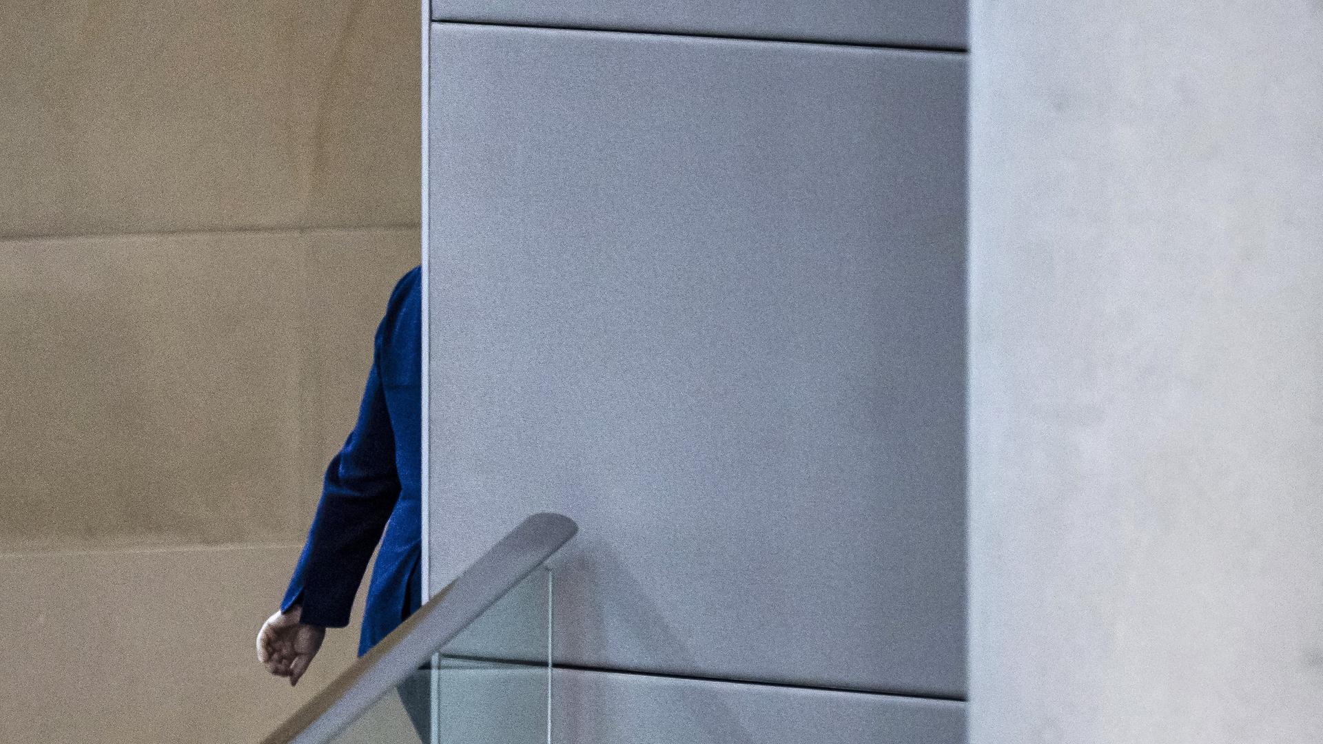 Angeschnittene Rückenansicht von Angela Merkel, aufgenommen im Rahmen der Sitzung des Deutschen Bundestages in Berlin, im November 2021. Angeschnittene Rückenansicht von Angela Merkel, aufgenommen im Rahmen der Sitzung des Deutschen Bundestages in Berlin, im November 2021.