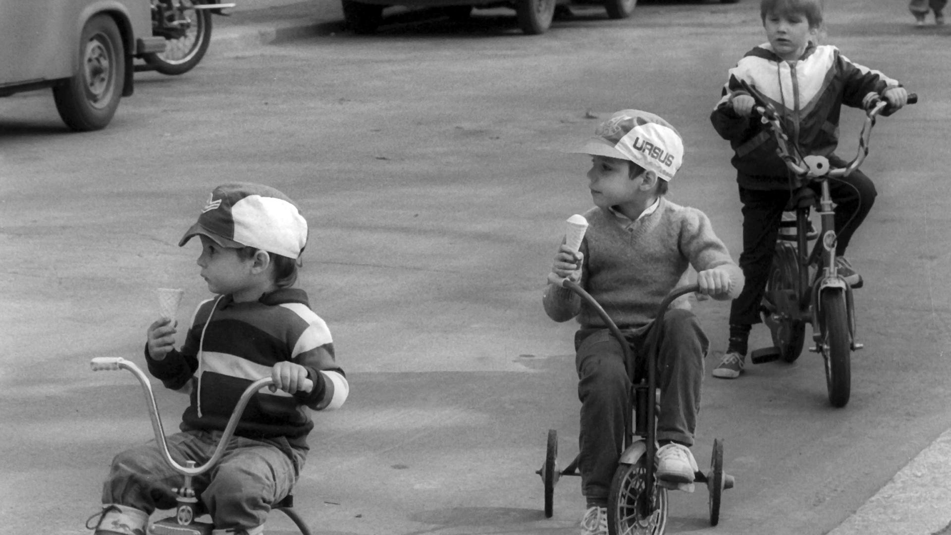 Kinder fahren im Jahr 1986 auf Dreirädern und Fahrrädern durch die Gormannstraße im Scheunenviertel in Ost-Berlin Kinder fahren im Jahr 1986 auf Dreirädern und Fahrrädern durch die Gormannstraße im Scheunenviertel in Ost-Berlin