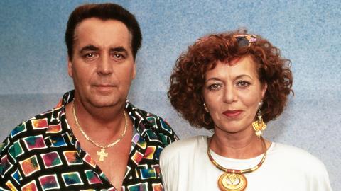 Reality-TV-Protagonist Fred Fussbroich, mit goldenem Kreuzanhänger auf der Brust, und seine Frau Annemie lächeln für diese Aufnahme freundlich in die Kamera.
