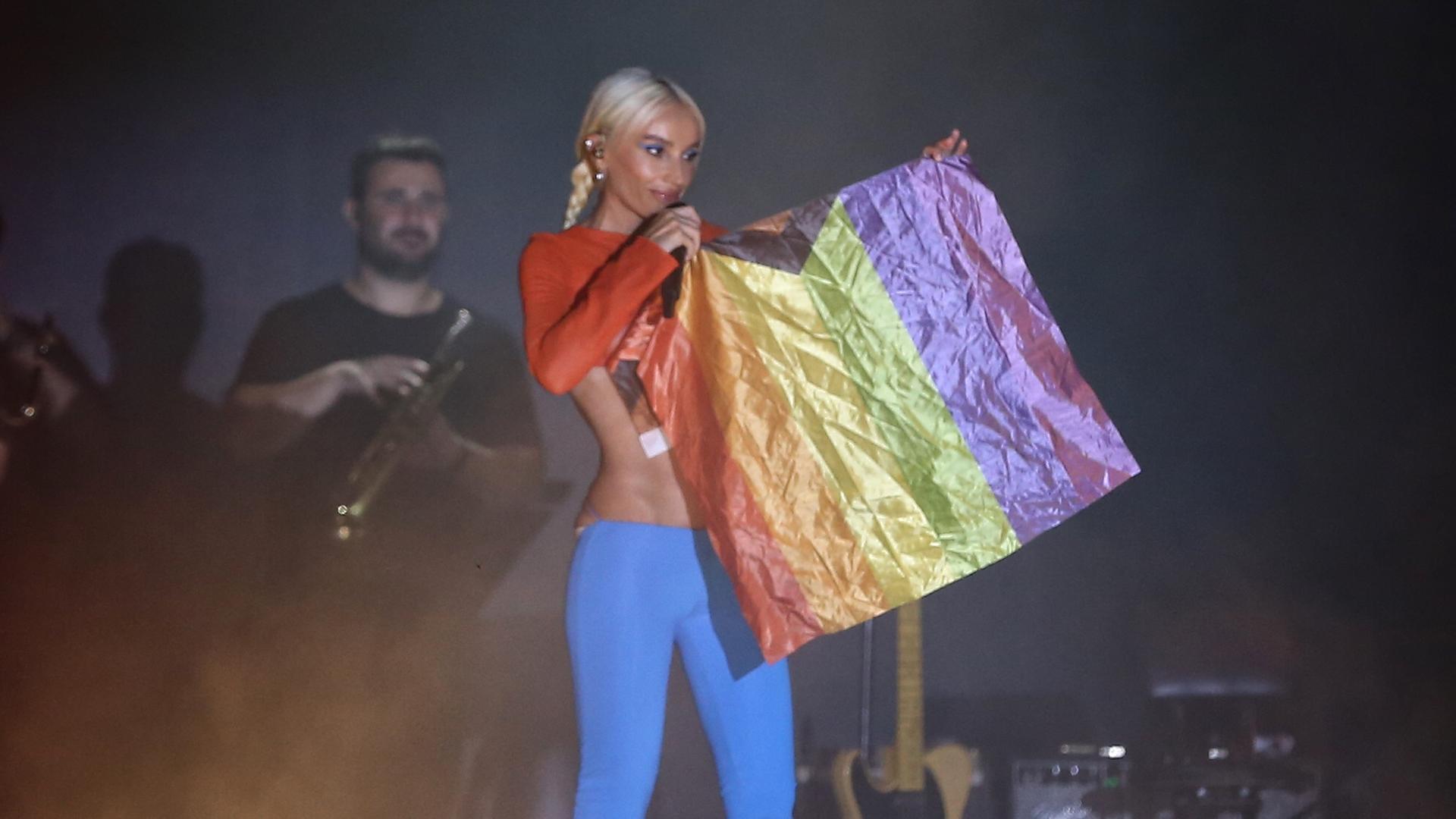 Die Sängerin Gülşen mit Regenbogenflagge bei einem Konzert in Istanbul Die Sängerin Gülşen mit Regenbogenflagge bei einem Konzert in Istanbul