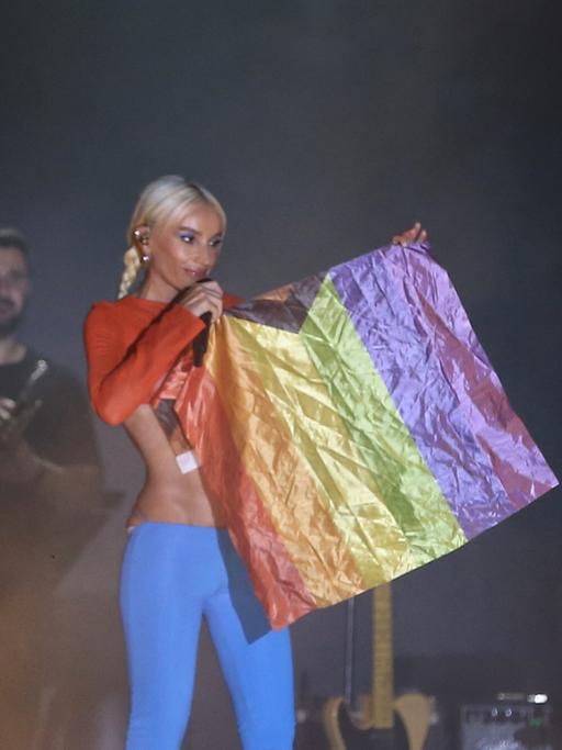 Auch ein farbiges Stück Stoff kann politisch sein: Sängerin Gülşen hält Mitte August 2022 auf einem Konzert in Istanbul die Regenbogenflagge hoch.