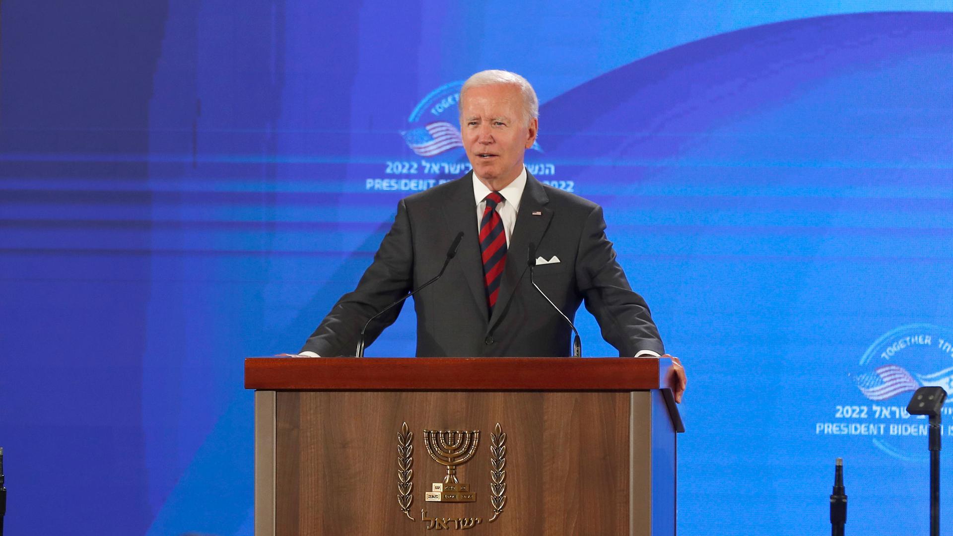 US-Präsident Joe Biden steht an einem Rednerpult
