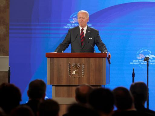 US-Präsident Joe Biden steht an einem Rednerpult