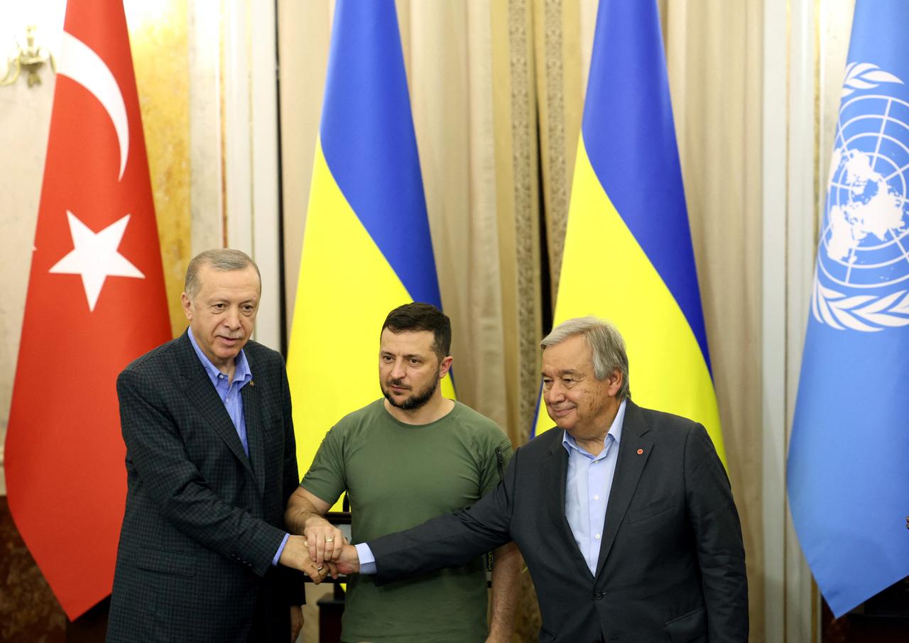 Der türkische Präsident Recep Tayyip Erdogan, der ukrainsche Präsident Wolodymir Selenskyj und UNO-Generalsekretär Antonio Guterres in Lemberg Der türkische Präsident Recep Tayyip Erdogan, der ukrainsche Präsident Wolodymir Selenskyj und UNO-Generalsekretär Antonio Guterres in Lemberg