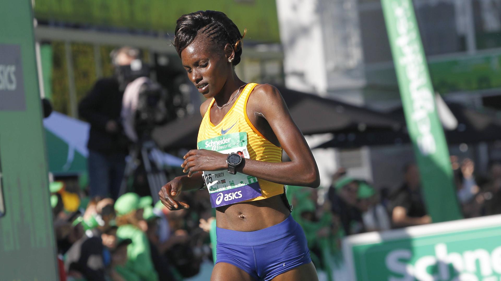 Die kenianische Marathonläuferin Purity Rionoripo beim Paris-Marathon 2017. Die kenianische Marathonläuferin Purity Rionoripo beim Paris-Marathon 2017.