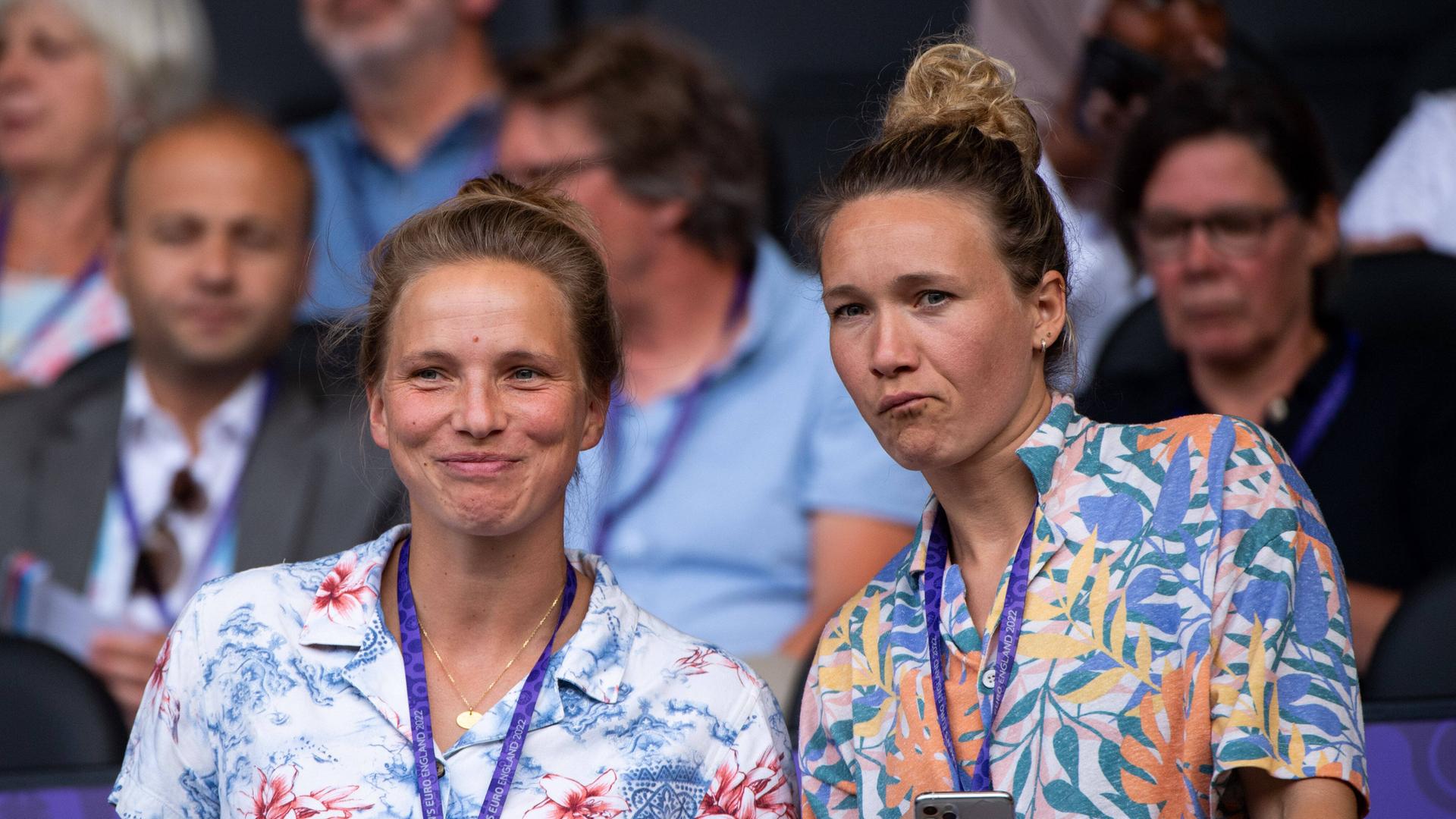 Tabea Kemme (links) und Josphine Henning (re) bei der Fußball-EM der Frauen in England Tabea Kemme (links) und Josphine Henning (re) bei der Fußball-EM der Frauen in England