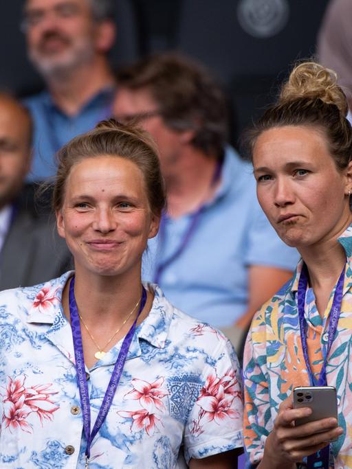 Tabea Kemme (links) und Josphine Henning (re) bei der Fußball-EM der Frauen in England