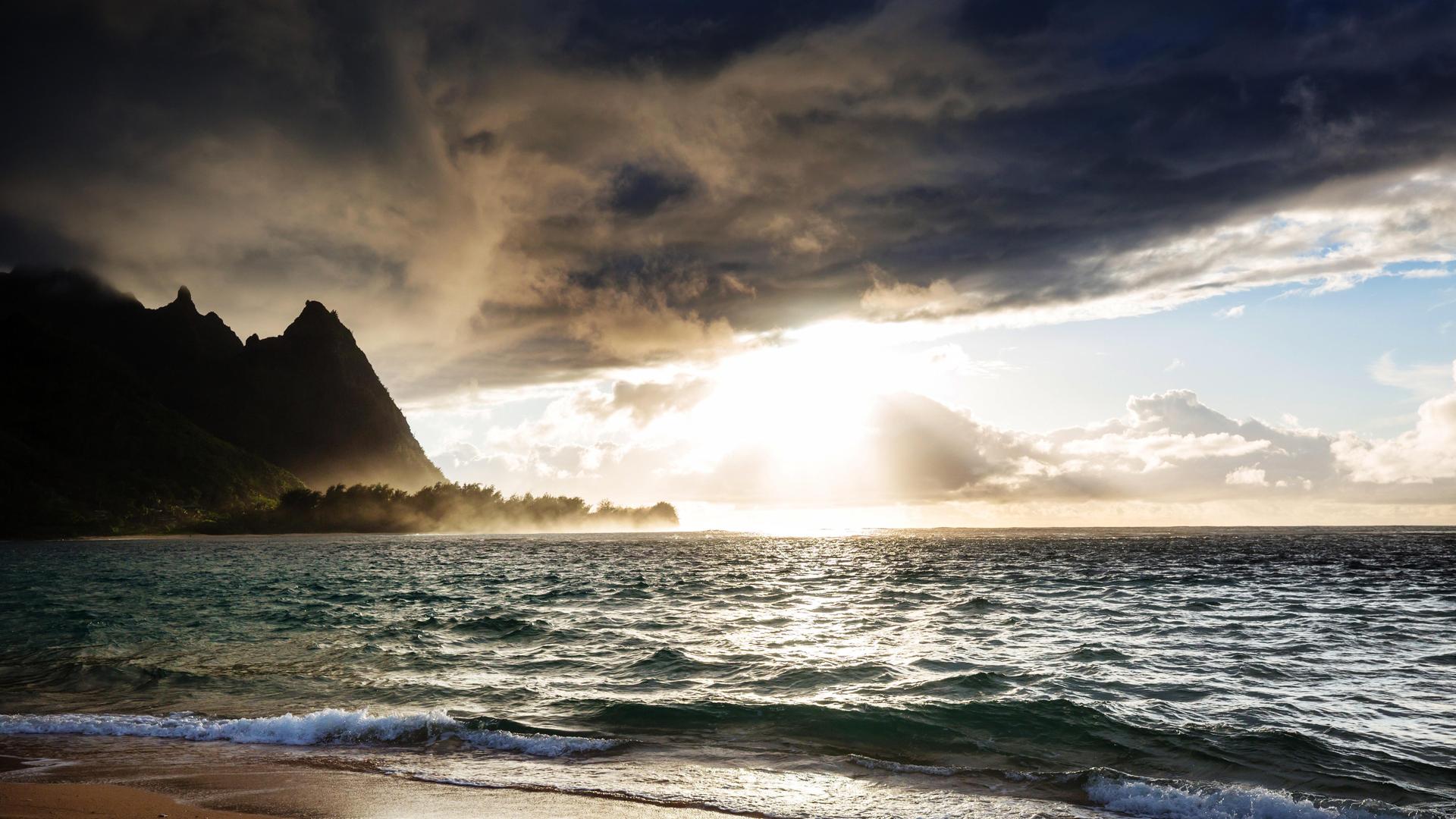 Blick vom Tunnels Beach auf Kauai über den Pazifik und gegen einen dramatisch bewölkten Himmel Blick vom Tunnels Beach auf Kauai über den Pazifik und gegen einen dramatisch bewölkten Himmel
