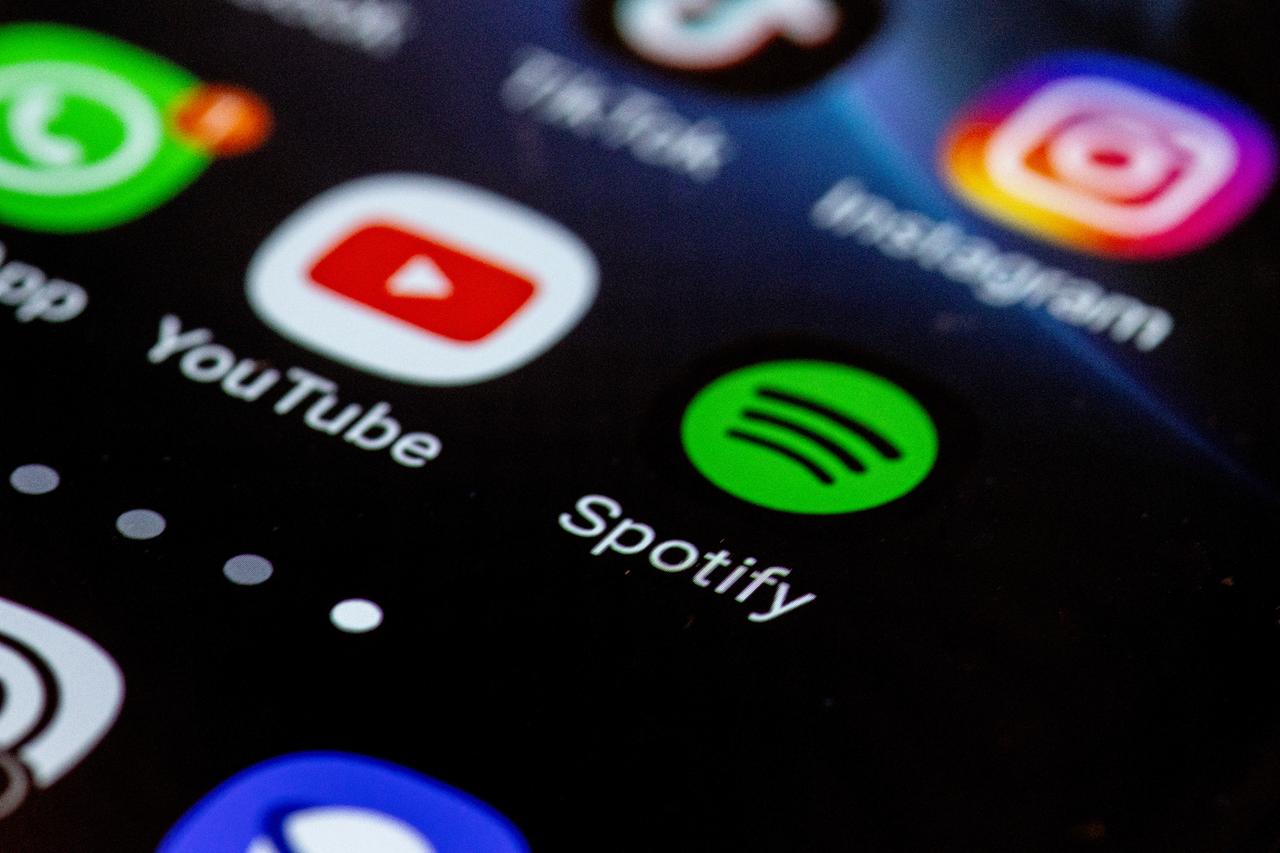 mobile phone, display, screen, apps, Youtube app, Spotify app. mobile phone, display, screen, apps, Youtube app, Spotify app.