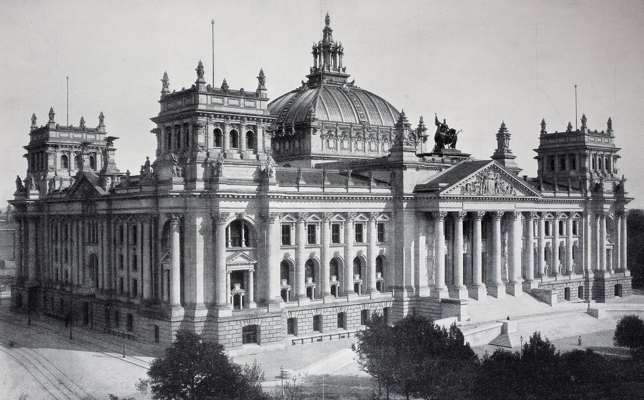 Das Reichstagsgebäude in Berlin von Paul Wallot in einer Zeichnung von 1895. Das Reichstagsgebäude in Berlin von Paul Wallot in einer Zeichnung von 1895.