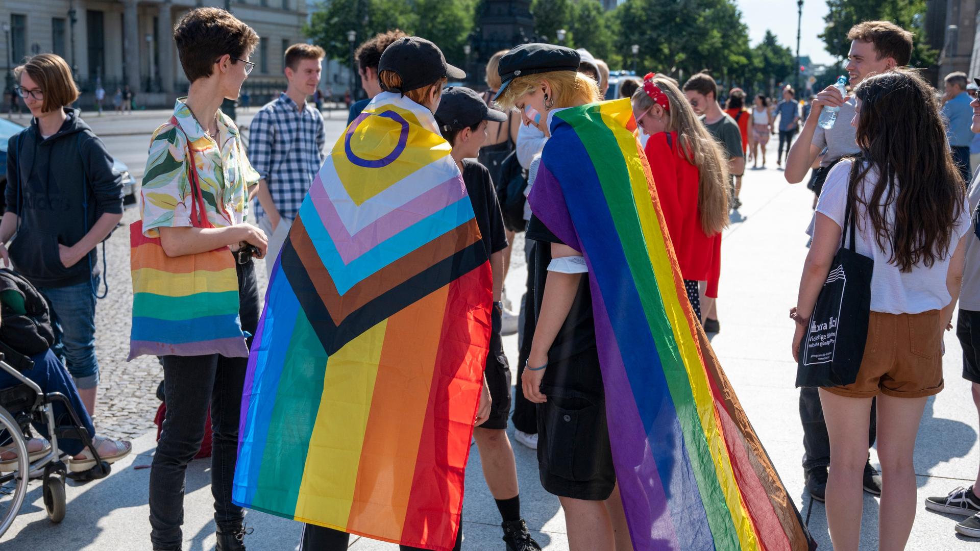 Teilnehmer einer Demonstration gegen den Vortrag der Biologin Vollbrecht an der Humboldt-Universität stehen vor dem Hauptgebäude in Berlin. Teilnehmer einer Demonstration gegen den Vortrag der Biologin Vollbrecht an der Humboldt-Universität stehen vor dem Hauptgebäude in Berlin.