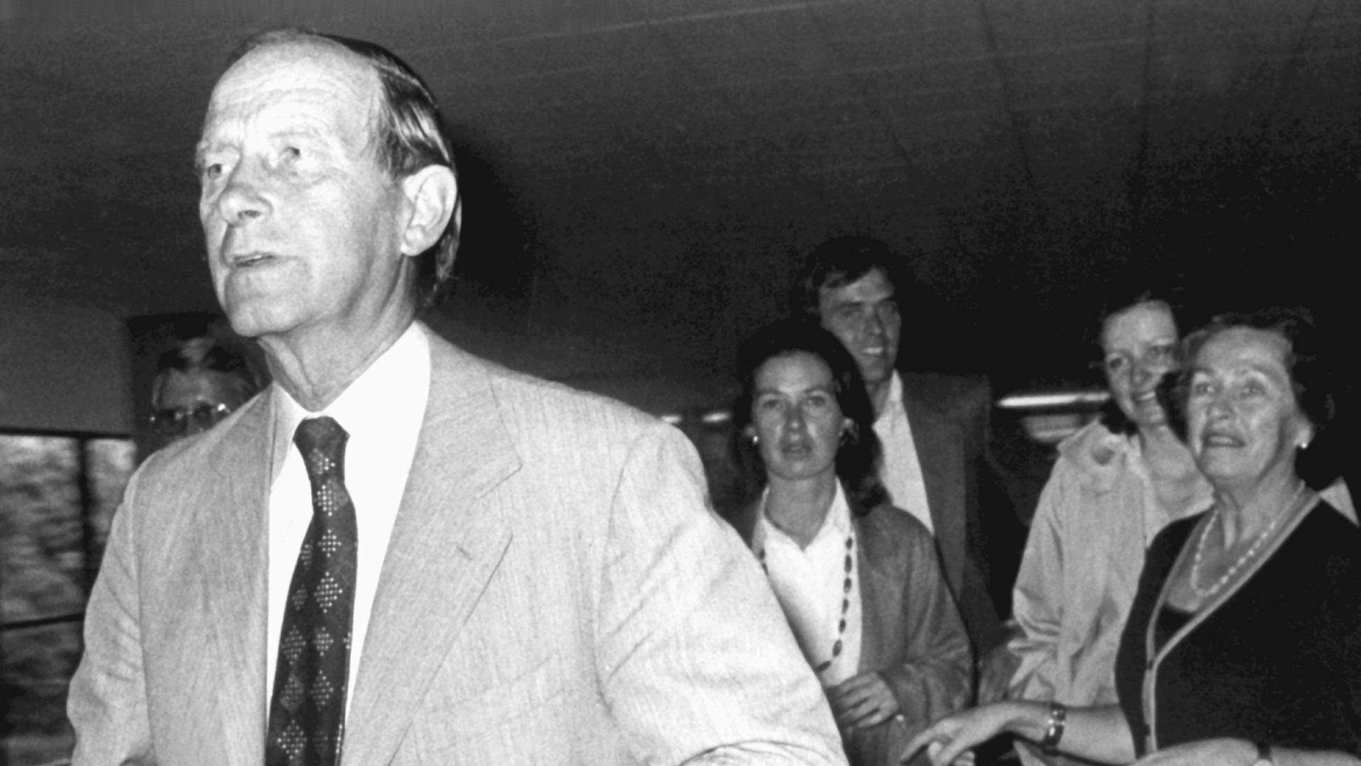 Schwarzweiß-Aufnahme des CDU-Politikers Hans Filbinger, der sich unruhig vom Bildzentrum wegbewegt. Schwarzweiß-Aufnahme des CDU-Politikers Hans Filbinger, der sich unruhig vom Bildzentrum wegbewegt.