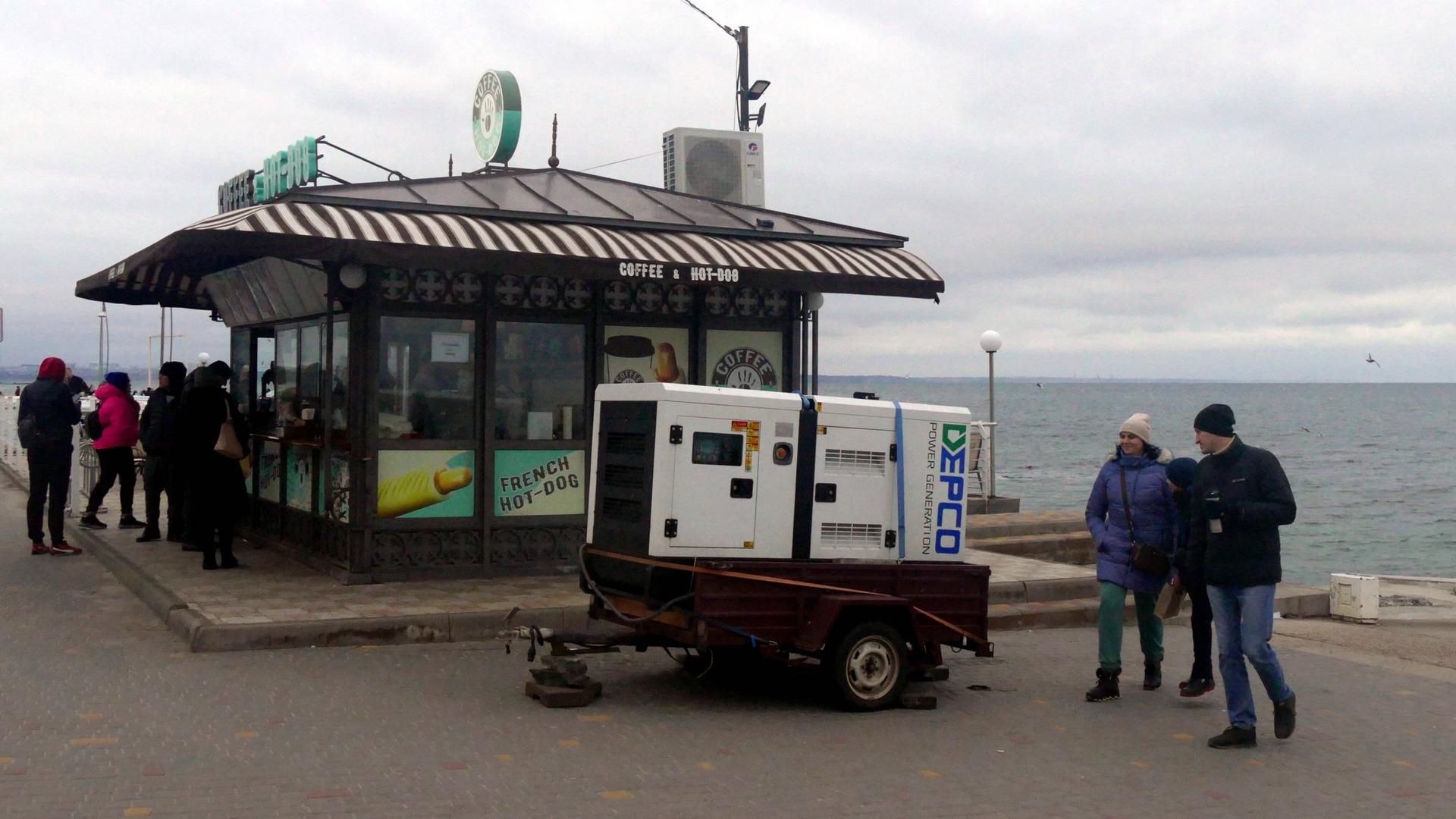 Stromgenerator vor einem Kiosk in Odessa, Ukraine, am 28.11.2022. Das Land brauche dringend Generatoren und Transformatoren in großer Stückzahl, sagt Kiew. Stromgenerator vor einem Kiosk in Odessa, Ukraine, am 28.11.2022. Das Land brauche dringend Generatoren und Transformatoren in großer Stückzahl, sagt Kiew.