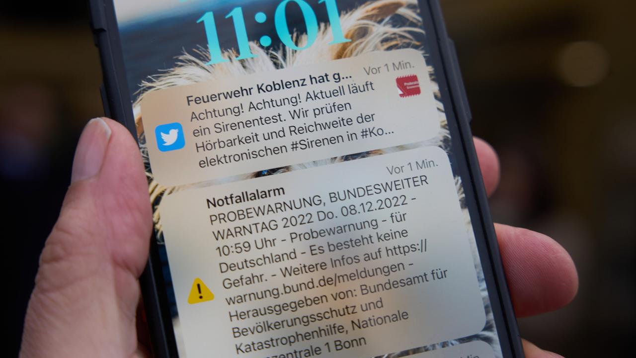 Eine Cell-Broadcast-Botschaft ist am allgemeinen Warntag, 08.12.2022 kurz nach 11 Uhr auf dem Display eines Smartphones zu sehen.
