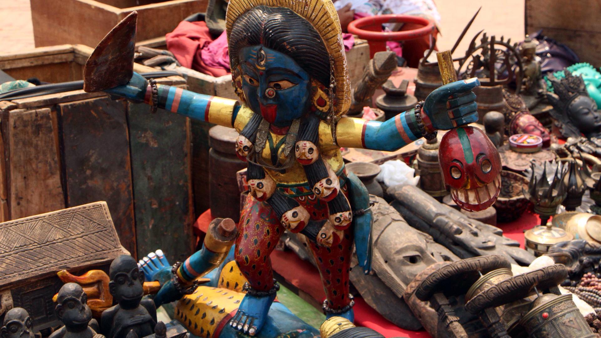 Skulptur der Göttin Kali. Die hinuistische Göttin Kali hat hat blaue Haut und vier Arme.