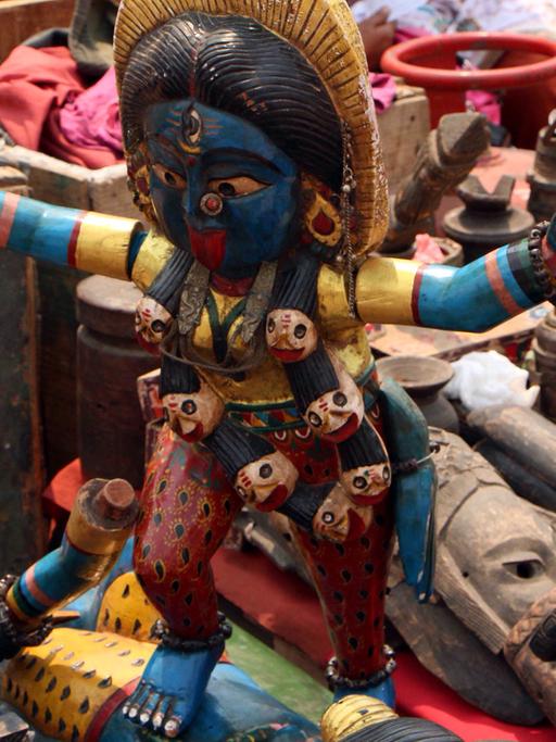 Skulptur der Göttin Kali. Die hinuistische Göttin Kali hat hat blaue Haut und vier Arme.