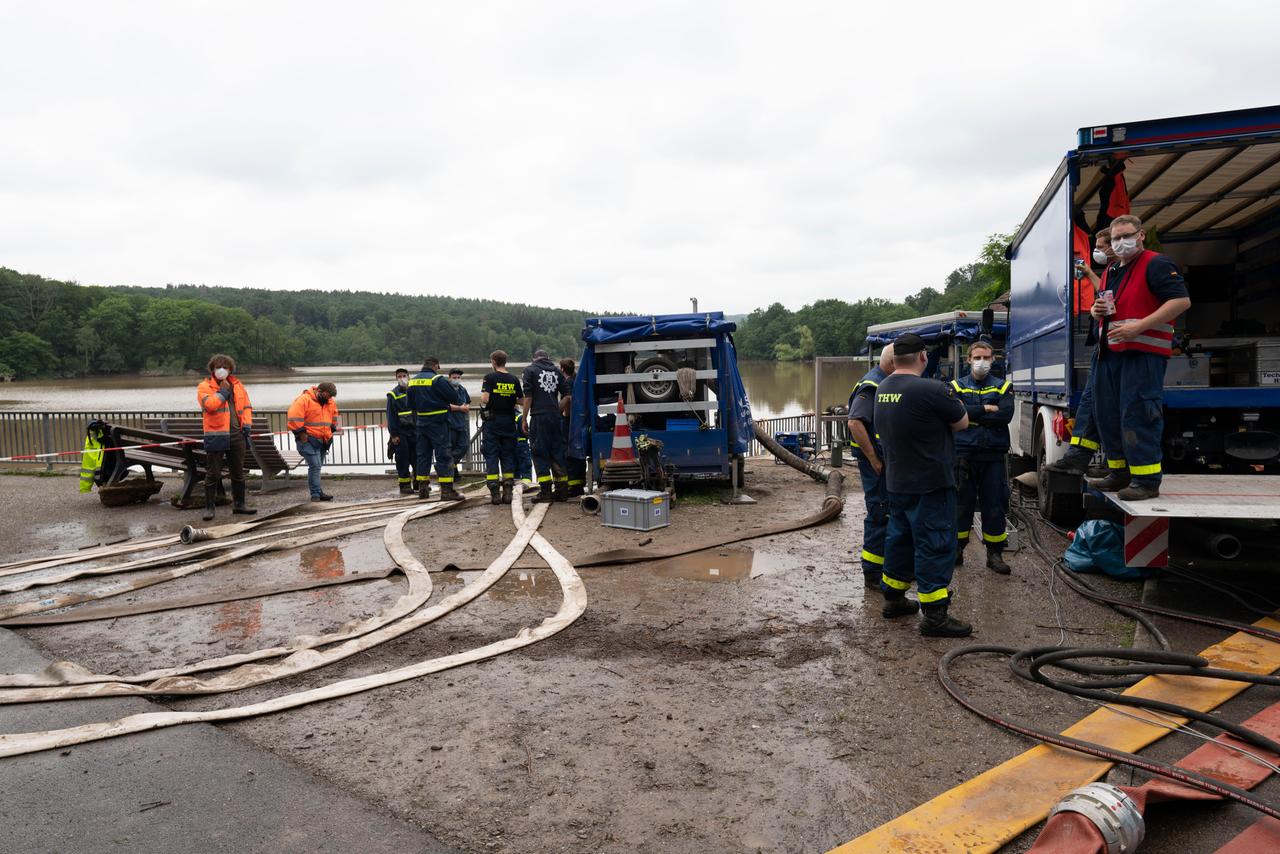 THW und Feuerwehr pumpen den Stausee der Steinbachtalsperre in Nordrhein-Westfalen ab, weil die Staumauer zu brechen drohte. THW und Feuerwehr pumpen den Stausee der Steinbachtalsperre in Nordrhein-Westfalen ab, weil die Staumauer zu brechen drohte.