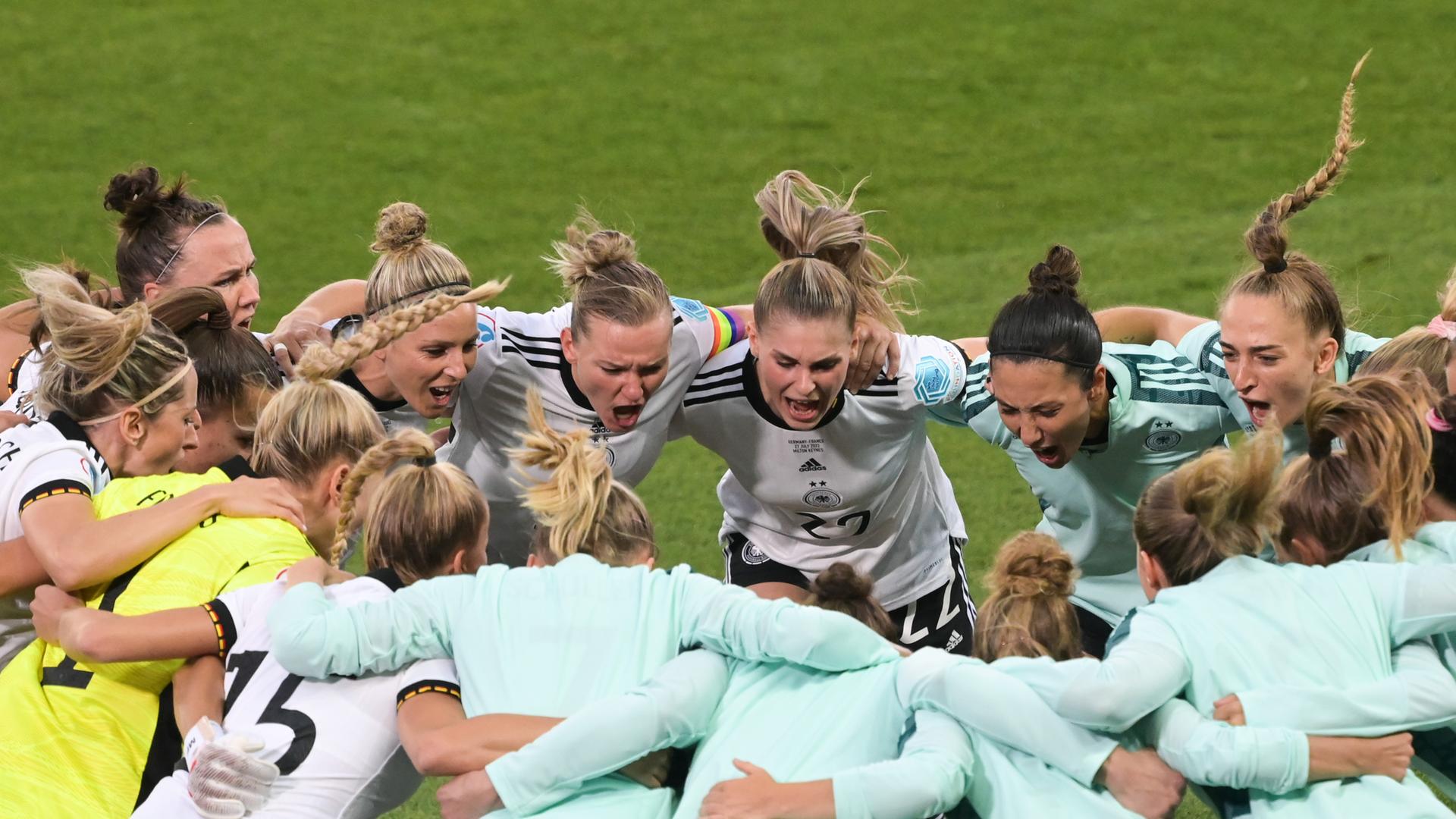 Fußball-Frauen-EM: Vor dem Spiel Deutschland - Frankreich steht das deutsche Team rund um Alexandra Popp (3.v.r) im Kreis. Fußball-Frauen-EM: Vor dem Spiel Deutschland - Frankreich steht das deutsche Team rund um Alexandra Popp (3.v.r) im Kreis.