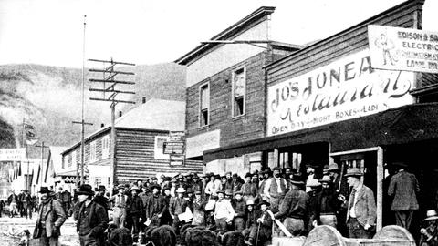 Straßenszene aus Dawson City während des Klondike Gold Rush im Sommer 1899