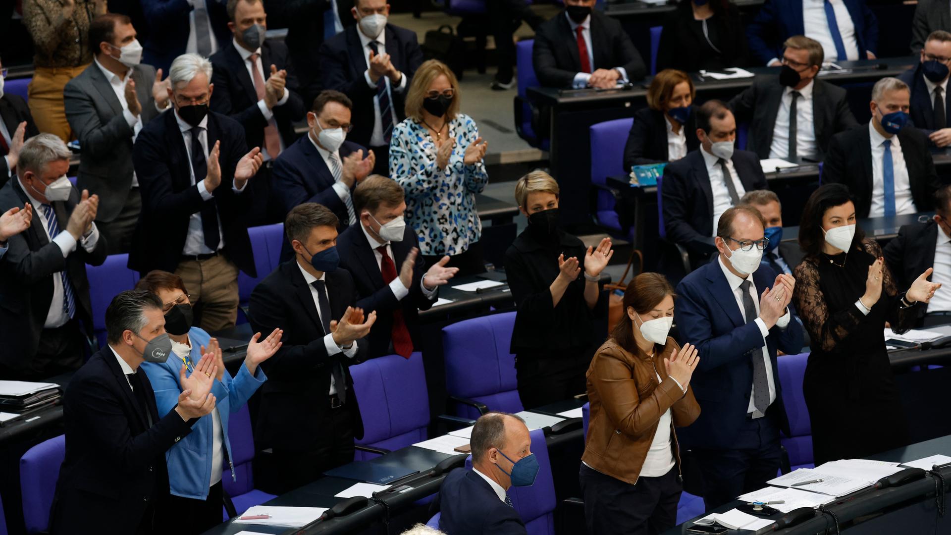 Abgeordnete des Bundestages in der Sondersitzung des Bundestages zum Krieg in der Ukraine. Abgeordnete des Bundestages in der Sondersitzung des Bundestages zum Krieg in der Ukraine.