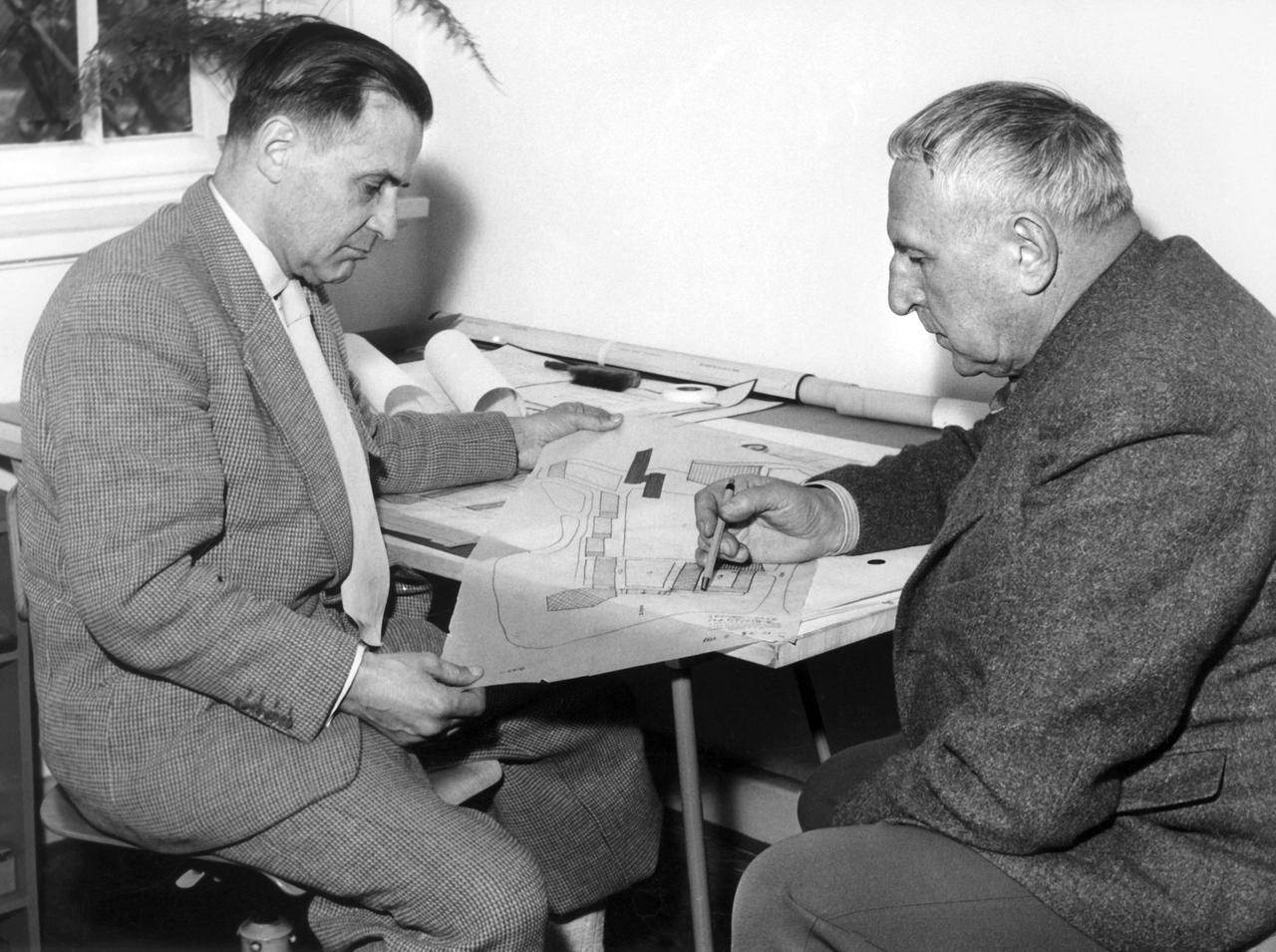 Der Architekt Ernst May (r.) bespricht im Jahr 1958 mit dem Ingenieur Reichow einen Bauplan. Der Architekt Ernst May (r.) bespricht im Jahr 1958 mit dem Ingenieur Reichow einen Bauplan.