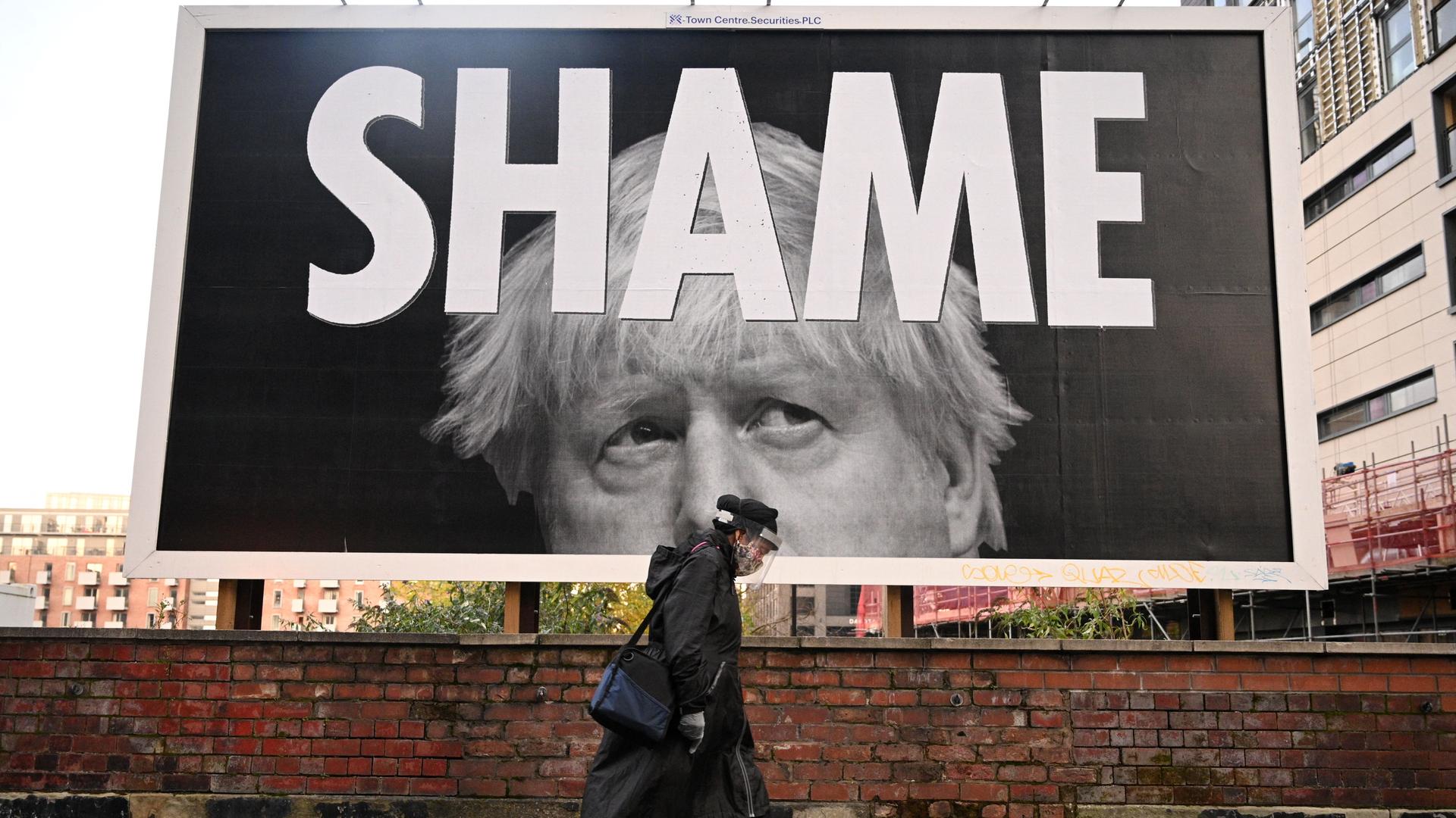 Ein Plakat in Großbritannien, auf dem "Shame", Schande, steht mit dem Gesicht von Boris Johnson.