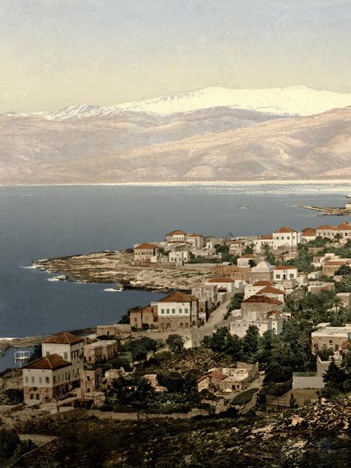 Historisches Gemälde - Blick auf Beirut am Meer, im Hintergrund die Berge.