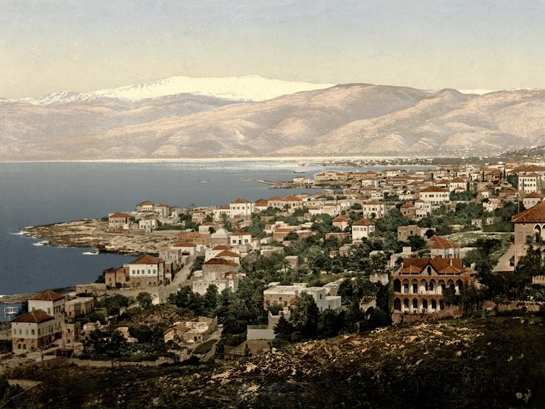 Historisches Gemälde - Blick auf Beirut am Meer, im Hintergrund die Berge.