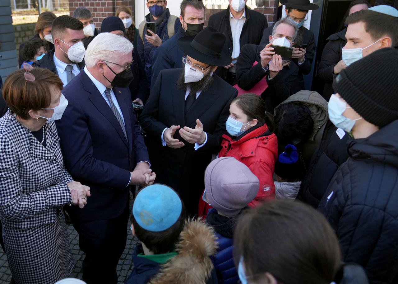 Berlin: Bundespräsident Frank-Walter Steinmeier (2.v.l) und seine Frau Elke Buedenbender (l) sprechen mit aus der Ukraine geflüchteten Kindern und Jugendlichen. Berlin: Bundespräsident Frank-Walter Steinmeier (2.v.l) und seine Frau Elke Buedenbender (l) sprechen mit aus der Ukraine geflüchteten Kindern und Jugendlichen.