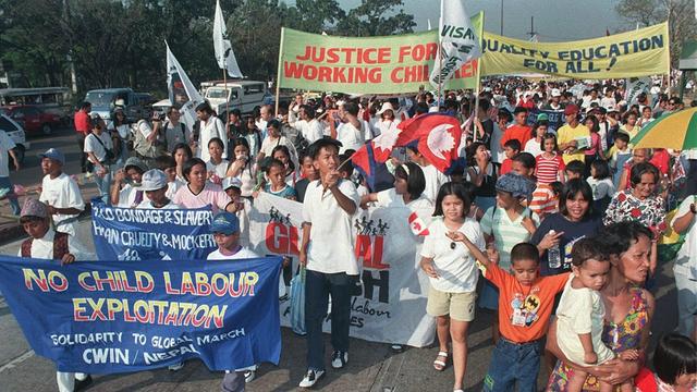 Kinder aus mehreren asiatischen Ländern rufen am 17. Januar 1998 auf einer Demonstation "Stoppt die Kinderarbeit". Es war der Beginn des "Welten Marschs gegen Kinderarbeit". 