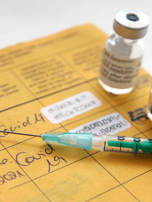 erfolgreich geimpft, Covid 19-Impfung successfully vaccinated, Covid 19 vaccination BLWS680249 *** successful vaccinated, covid 19 Vaccination successfully vaccinated, covid 19 vaccination BLWS680249 Copyright: xblickwinkel/R.xRebmannx