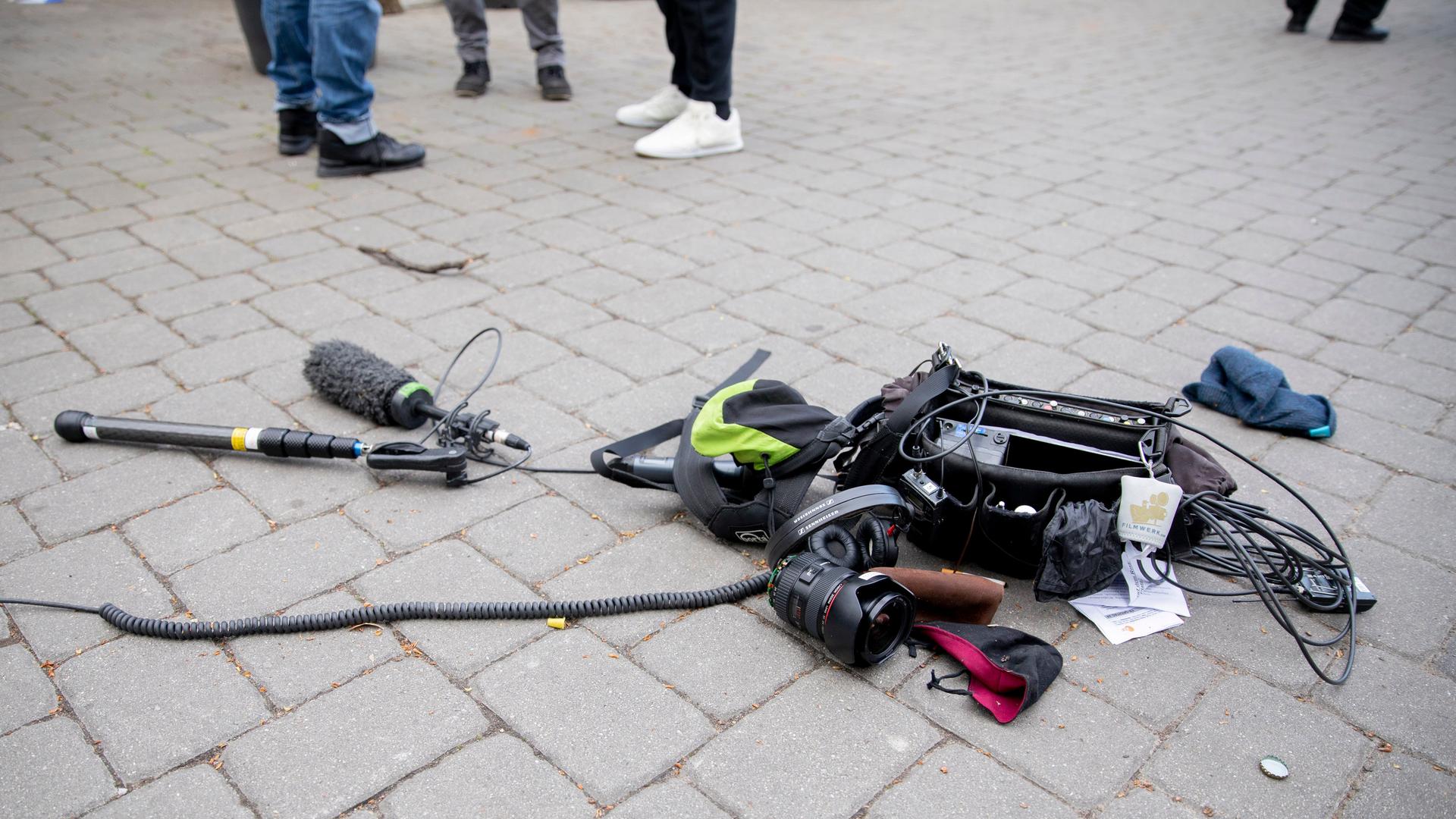 Ausrüstung eines Kamerateams liegt nach einem Anrgriff zwischen Alexanderplatz und Hackescher Markt auf dem Boden.