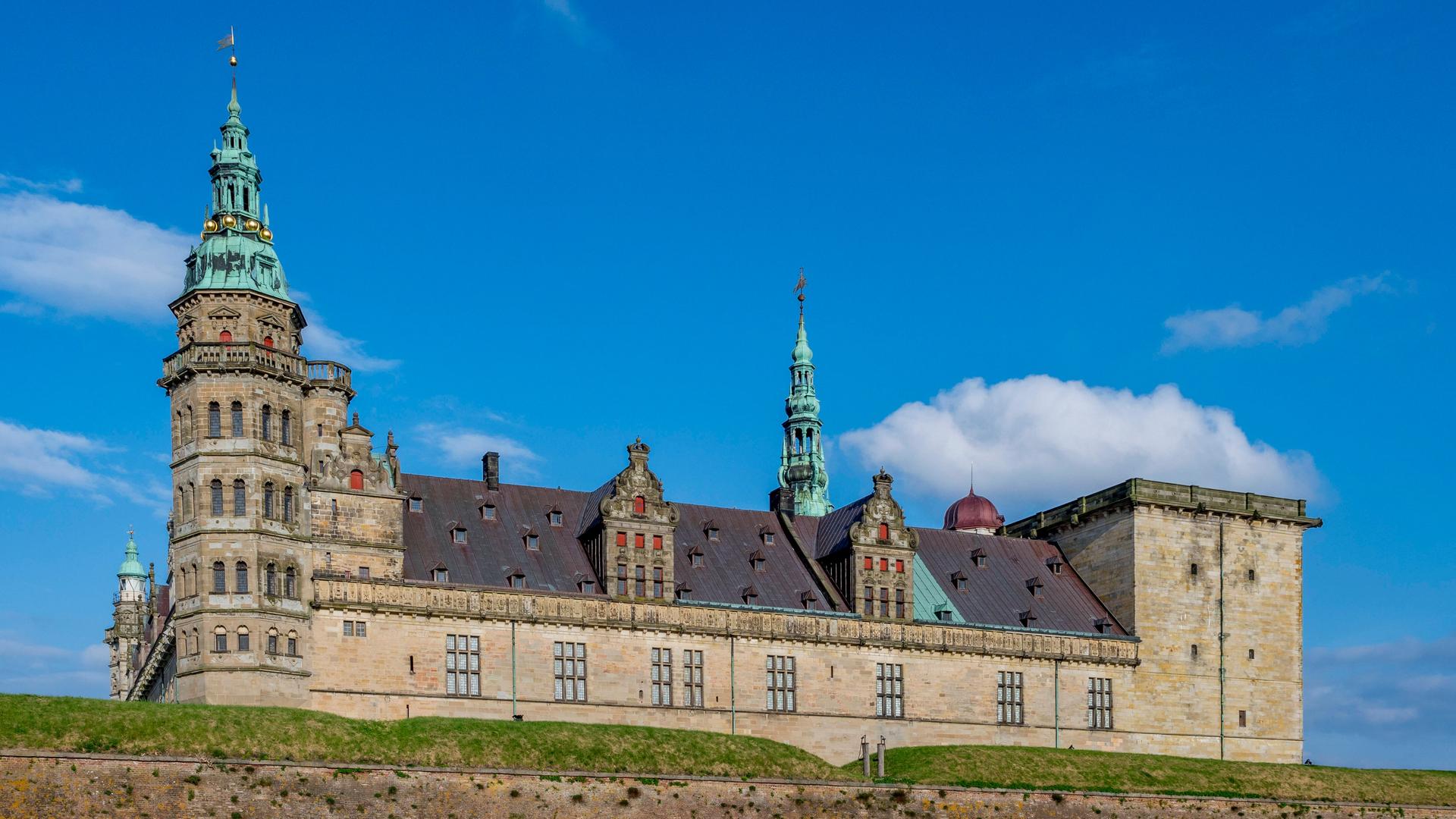 Die Fassade von Schloss Kronborg, in Helsingør, Dänemark. Die Fassade von Schloss Kronborg, in Helsingør, Dänemark.