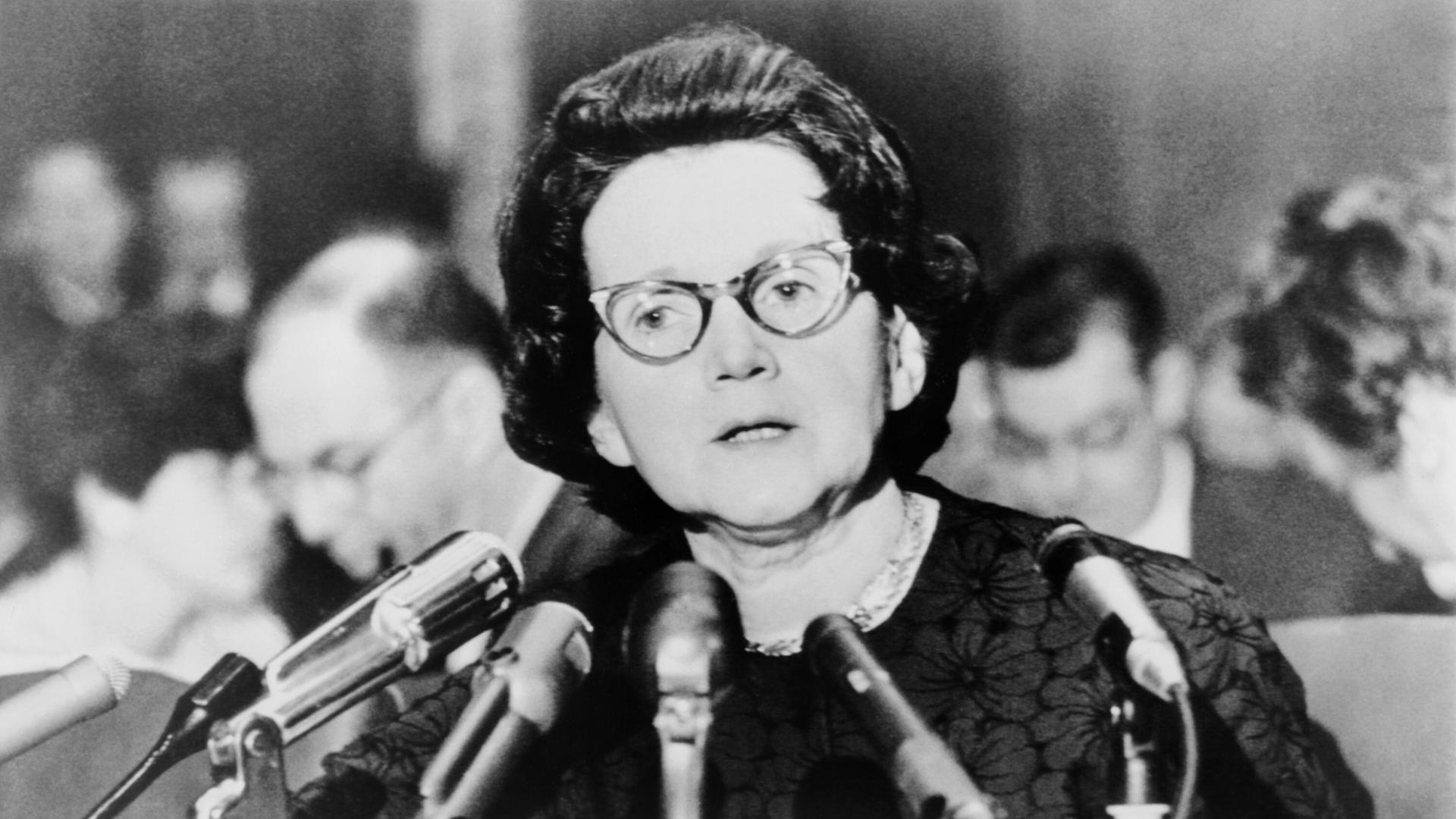 Die Biologin, Wissenschaftsjournalistin und Autorin von "Silent Spring" sitzt bei ihrer Erklärung im US-Kongress im Januar 1963 vor Mikrofonen Die Biologin, Wissenschaftsjournalistin und Autorin von "Silent Spring" sitzt bei ihrer Erklärung im US-Kongress im Januar 1963 vor Mikrofonen
