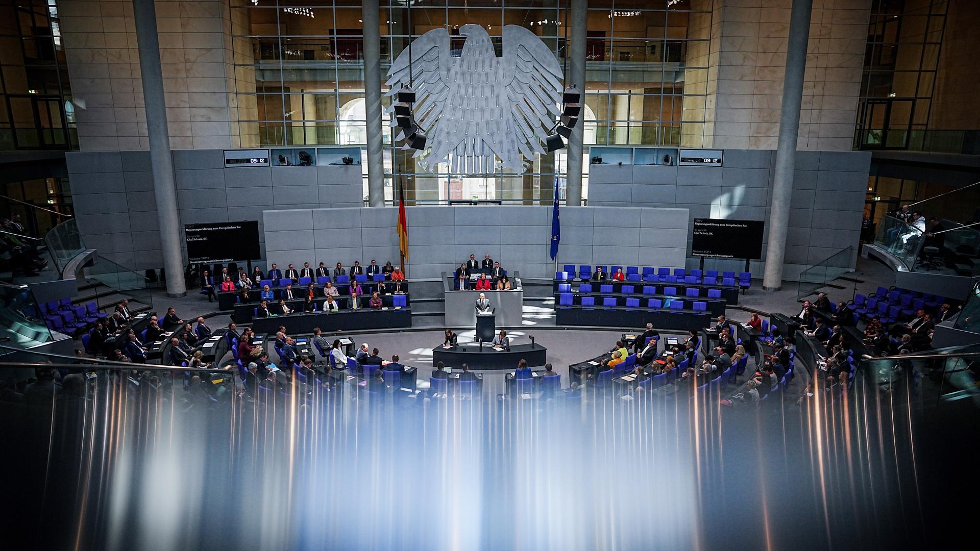 Bundeskanzler Olaf Scholz (M, SPD) spricht bei der Sitzung des Bundestags. Der Bundeskanzler gibt eine Regierungserklärung zum bevorstehenden EU-Gipfel ab.