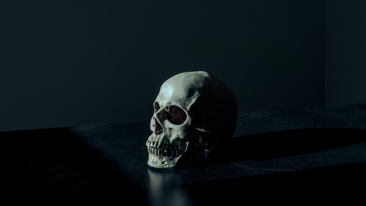 Mit dem Tod des Komponisten Scheffel verschwindet auch der Schädel des Dichters E. T. A. Hoffmann. Zu sehen: Der Schädel eines Menschen. Mit dem Tod des Komponisten Scheffel verschwindet auch der Schädel des Dichters E. T. A. Hoffmann. Zu sehen: Der Schädel eines Menschen.
