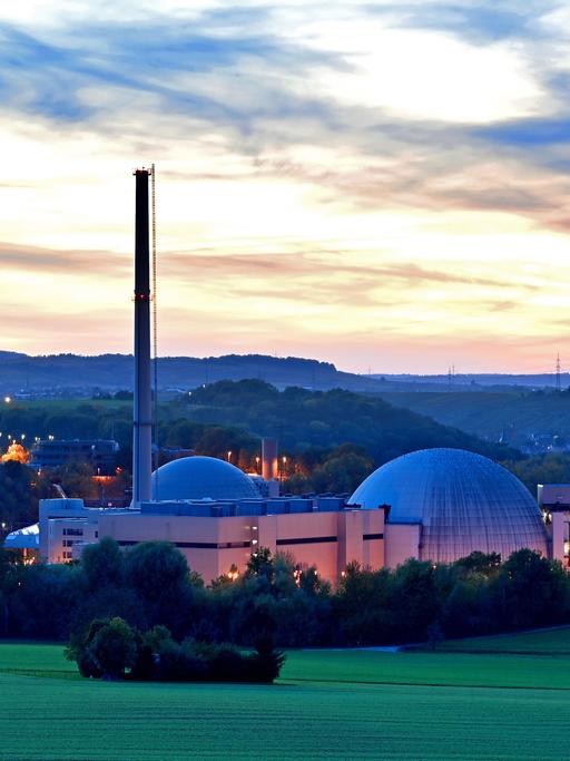 Atomkraftwerk vor Abendhimmel