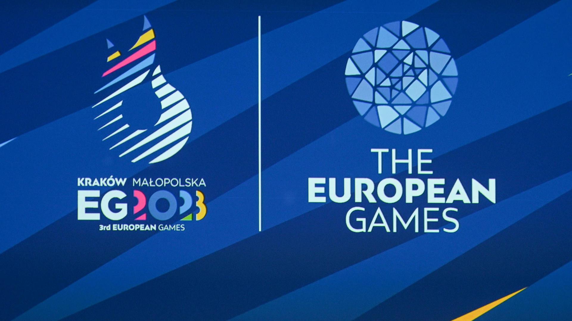 Das Logo der Europaspiele 2023 in Krakau, Polen vor blauem Hintergrund.