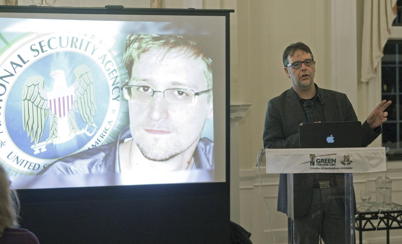 Ein Herr steht an einem Pult und referiert neben einem Bildschirm, auf dem ein Porträt des US-amerikanischen Whistleblowers Edward Snowden zu sehen ist. Ein Herr steht an einem Pult und referiert neben einem Bildschirm, auf dem ein Porträt des US-amerikanischen Whistleblowers Edward Snowden zu sehen ist.