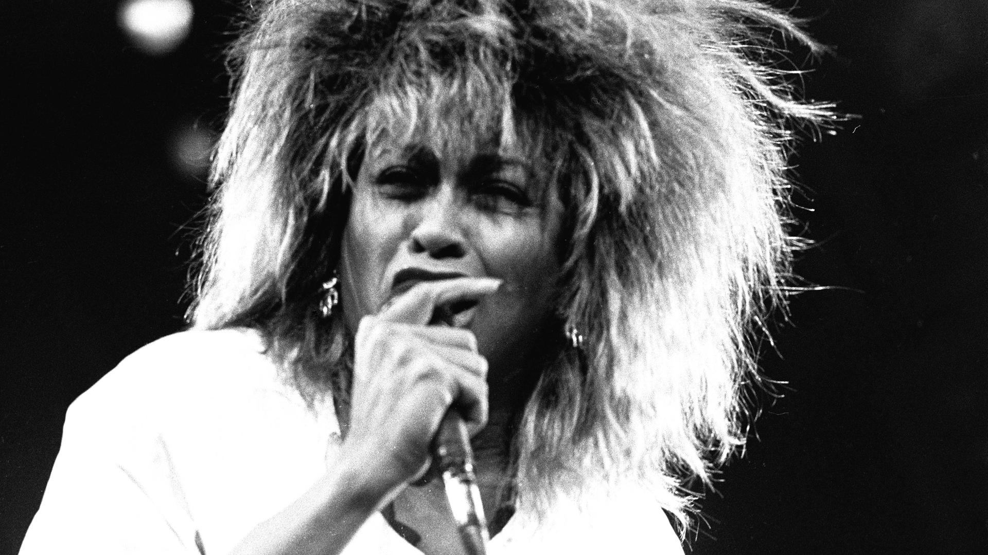 Tina Turner bei einem Konzert in Oakland-Alameda County in Californien im Oktober 1985. Tina Turner bei einem Konzert in Oakland-Alameda County in Californien im Oktober 1985.