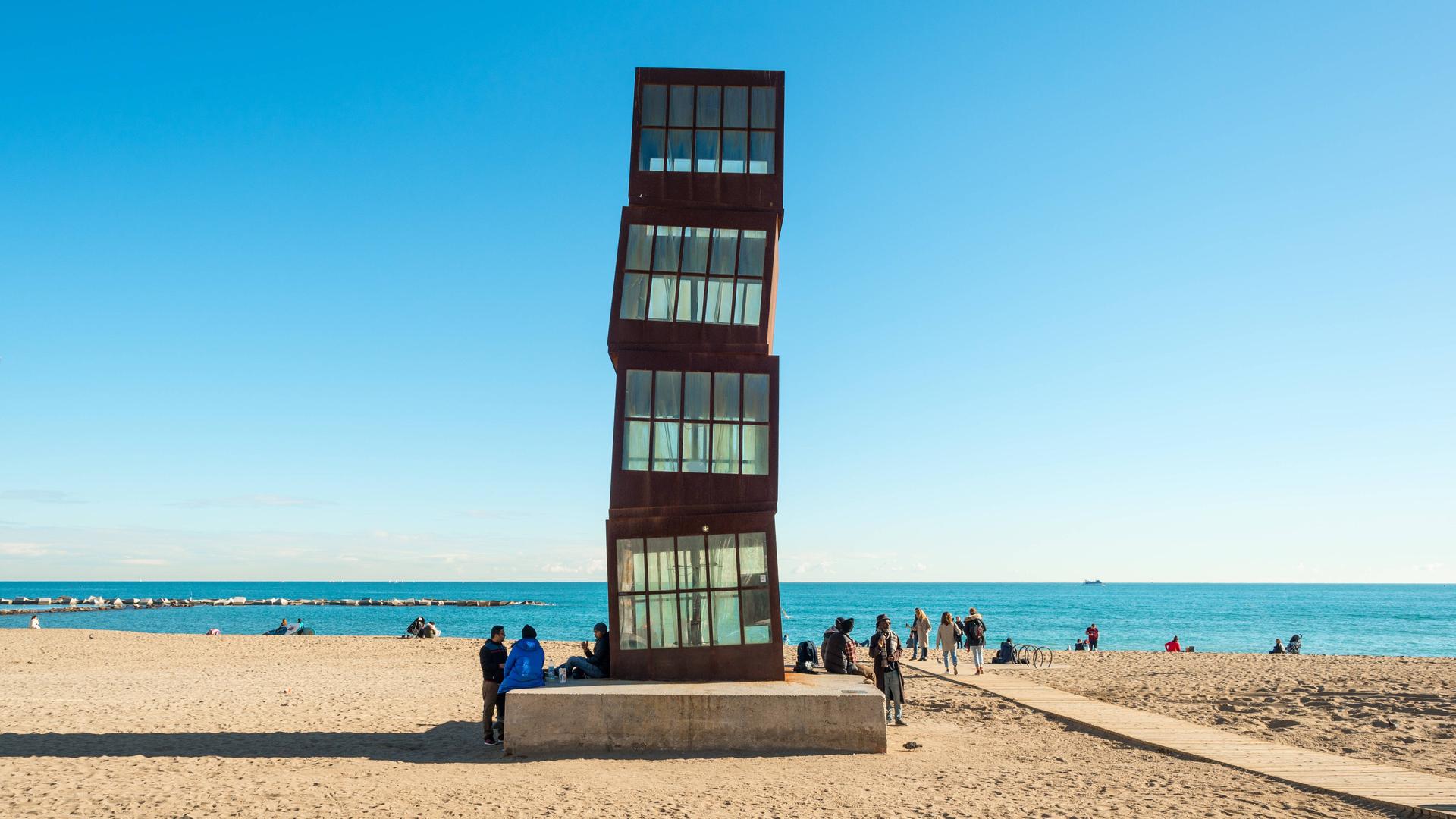 Die Skulptur "L’estel ferit", die anlässlich der Olympischen Spiele 1992 am Strand von Barcelona errichtet wurde.