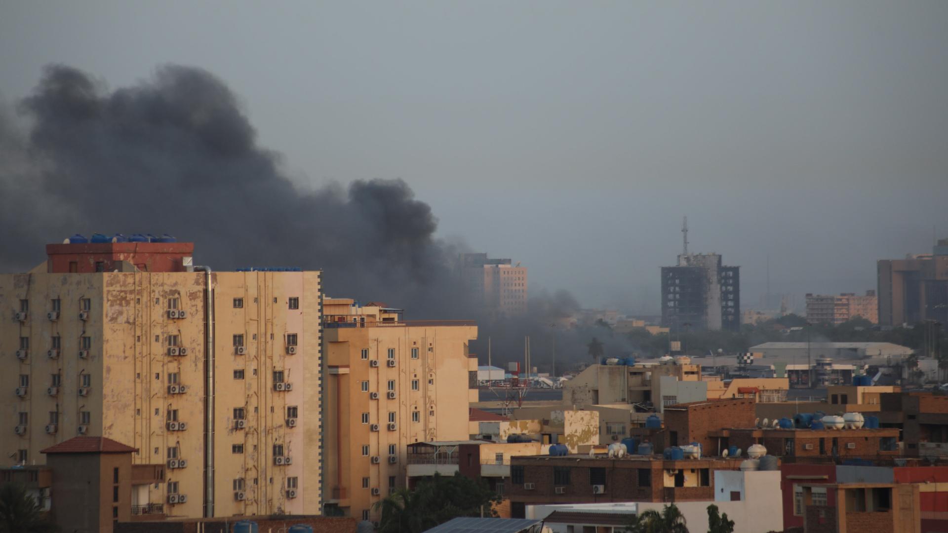 Rauch steigt auf bei den Kämpfen in der sudanesischen Hauptstadt Khartum. Rauch steigt auf bei den Kämpfen in der sudanesischen Hauptstadt Khartum.
